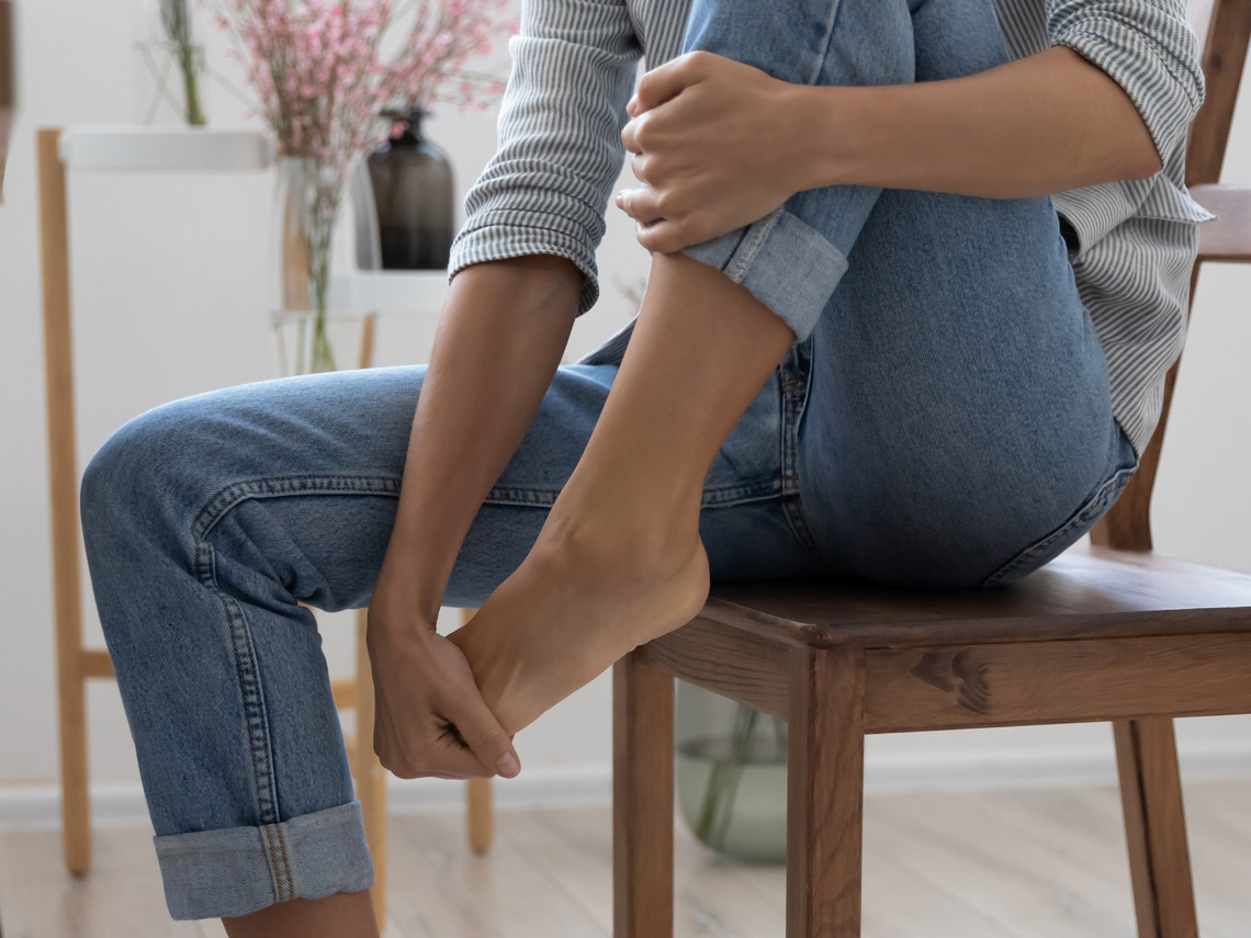 mujer-tocandose-pies